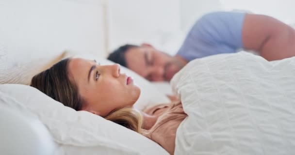 思考和不快乐的女人在家里的卧室里有失眠 打鼾或压力 冲突或婚姻危机 错误和怀疑之后 沮丧和心烦意乱的夫妇躺在床上 — 图库视频影像
