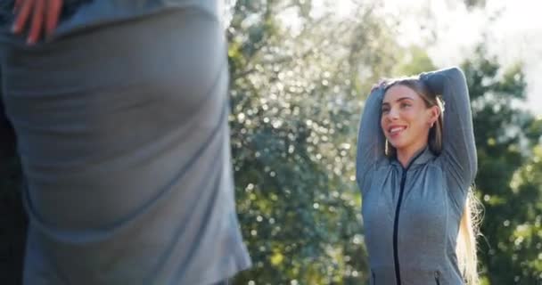 Park Fitness Estiramiento Feliz Pareja Amigos Sonríen Para Desafío Ejercicio — Vídeo de stock