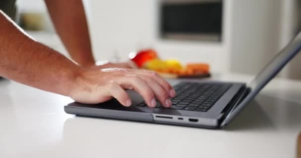 Dom Sieć Człowiek Laptopem Pisanie Połączenie Komunikacją Wyszukiwarka Internetowa Blog — Wideo stockowe