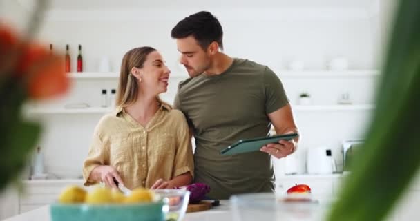 食物和一对夫妇为了健康 健康或营养一起在厨房做饭 与男人和女人一起在家里用菜谱做饭的技术 健康或饮食 — 图库视频影像