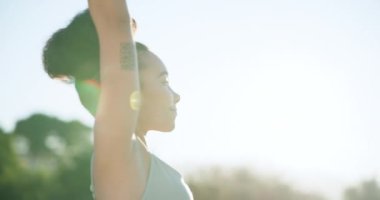 Sakin bir kadın, yoga ve Zen egzersizi, egzersiz ya da güneşte meditasyon için doğada dinlenme. Pilates yaparken gülümseyen ya da ruhani sağlık, farkındalık ya da farkındalık için poz veren mutlu bir kadın ya da yogi..