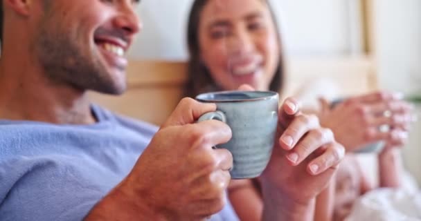 咖啡和夫妻在床上放松一下 在公寓里度过一个周末的早晨 澳大利亚一家现代家庭的卧室里 男人和女人在喝着一大杯拿铁咖啡 快乐而又年轻 — 图库视频影像
