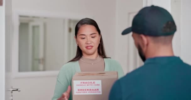 Tableta Mujer Firma Para Repartidor Puerta Paquete Caja Paquetes Casa — Vídeo de stock
