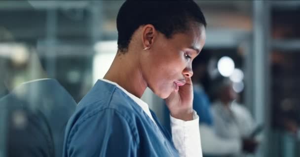 Arzt Stress Und Schwarze Frau Mit Kopf Angst Oder Nackenschmerzen — Stockvideo