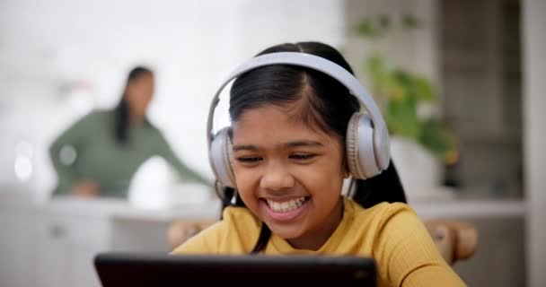 オンライン教育 自宅で学習するヘッドフォンでコンピュータ オーディオを持つWebクラス 笑顔または若い女の子は 学生が家で勉強するための子供のビデオをストリーミングして幸せ — ストック動画