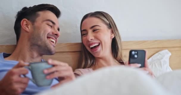 Paar Koffie Telefoon Bed Glimlach Komische Lach Voor Meme Post — Stockvideo