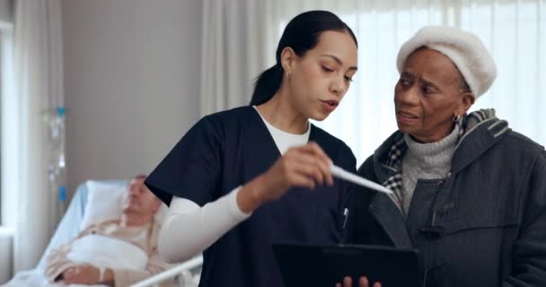 Patient Âgé Assurance Maladie Infirmière Avec Tablette Consultante Femme Sur — Video