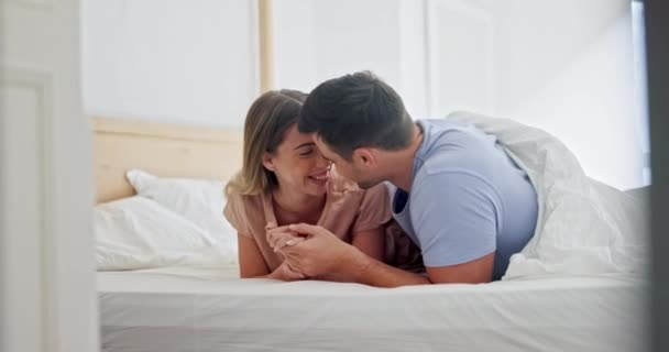 Liebe Bett Und Paar Mit Ehe Spaß Und Glück Mit — Stockvideo