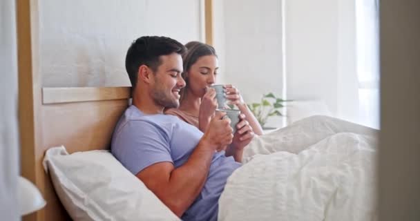 Rozmowa Kawa Para Łóżku Razem Rozmawiać Nawiązywanie Więzi Relaks Mieszkaniu — Wideo stockowe