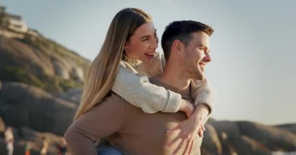 夫妻和旅行 海滩上的快乐和爱与结合 户外浪漫的约会和拥抱 男人和女人与冒险 旅行和散步 自由和观点的健康关系 — 图库视频影像