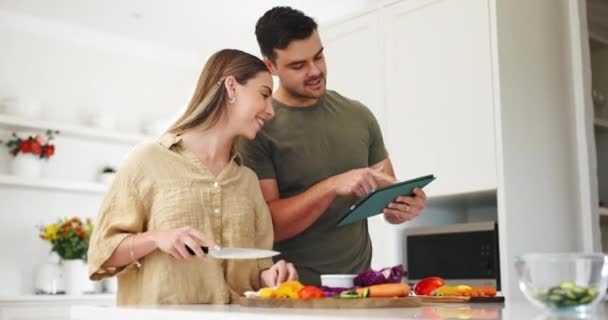 Tafel Gezondheid Een Paar Koken Keuken Van Hun Huis Samen — Stockvideo