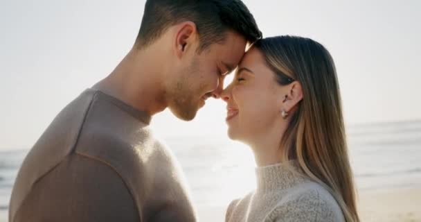 爱斯基摩人的亲吻 夫妻和旅行 海滩上的快乐和爱情的结合 户外的浪漫约会和额头的触摸 男人和女人 在健康的关系 阳光和和平的海洋中冒险 — 图库视频影像