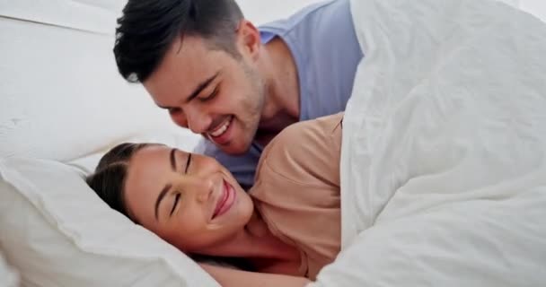 カドル カップルは ロマンスのためにベッドでリラックスしたり 週末の朝に一緒に結合したりします オーストラリアの自宅で寝室で休むための親密な瞬間を持つハッピー 愛と若い男女 — ストック動画