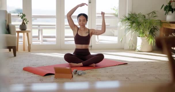 Vrouw Yoga Stretchen Met Tablet Online Klasse Fitness Zen Workout — Stockvideo