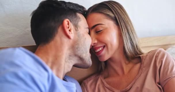 Bett Kuss Und Paar Mit Liebe Ehe Und Engagement Mit — Stockvideo