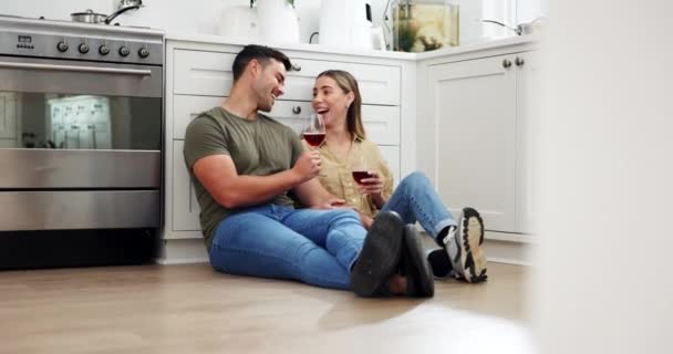 Glückliches Paar Auf Dem Boden Der Küche Mit Rotwein Prost — Stockvideo