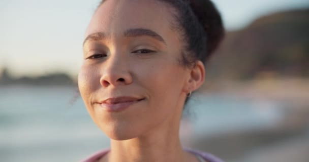 Ansigt Smil Frihed Med Kvinde Stranden Rejser Frihed Eller Eventyr – Stock-video