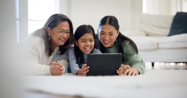 妈妈和奶奶在家里带着平板电脑玩电子游戏 看电影和电玩应用程序 为地板上流动的卡通多媒体创造快乐的家庭 女孩和数字技术 — 图库视频影像