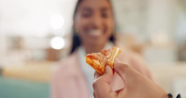 Fast Food Voeding Pizza Met Gezicht Van Vrouw Bieden Happy — Stockvideo