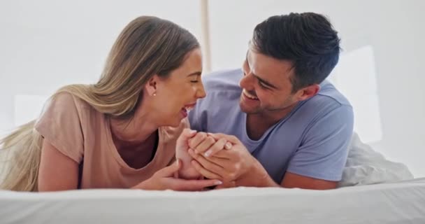 Liebe Glücklich Und Paar Händchen Haltend Bett Für Pflege Verbindung — Stockvideo
