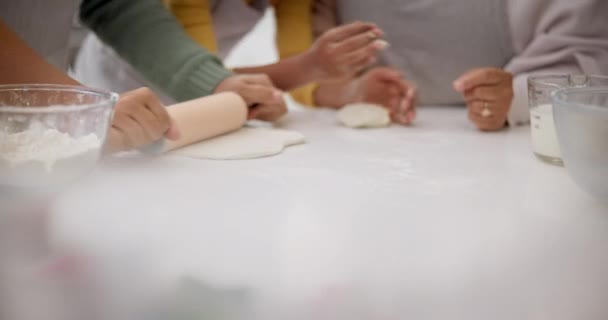女孩和手与饼干面团一起在厨房柜台边 在家里教和学 面包师和儿童帮助面粉 人们带着爱心滚动面包 支持家人 — 图库视频影像