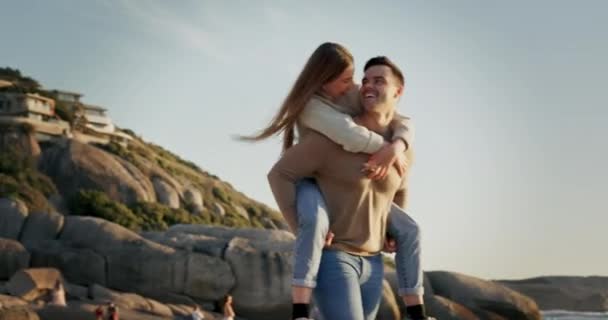 快乐和一对夫妇在海滩约会 爱和笑在西班牙在一起 一个有针对性的男人和女人 带着快乐的谈吐 谈情说爱 在海边散步度假 — 图库视频影像