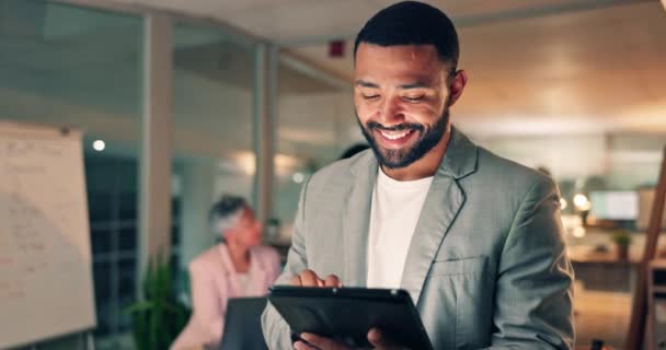 Tablet Γέλιο Και Χαρούμενος Επιχειρηματίας Στο Γραφείο Εργάζονται Ερευνητικό Έργο — Αρχείο Βίντεο