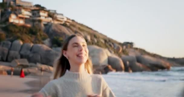 Abbraccio Coppia Spiaggia Libertà Con Avventura Amore Insieme Appuntamento Romantico — Video Stock