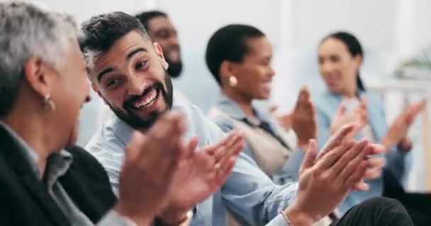 Empresários Felizes Grupo Aplausos Conferência Feira Realização Sucesso Funcionários Entusiasmados — Vídeo de Stock