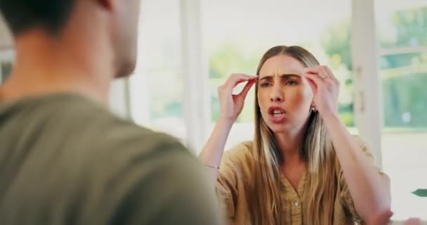 Vrouw Schreeuwt Tegen Man Gevecht Echtscheiding Woede Van Discussie Uit — Stockvideo