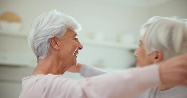 Abraço Boas Vindas Amigas Seniores Sala Estar Sua Casa Durante — Vídeo de Stock