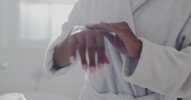 Руки Кожа Женщина Сливками Ванной Комнате Оздоровления Здоровой Кожи Дерматологии — стоковое видео