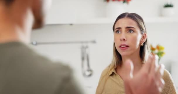 Scheidung Streit Und Paar Der Küche Wütend Gestresst Oder Frustriert — Stockvideo