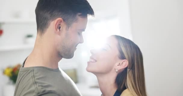 家庭厨房和快乐的夫妻在亲密的时刻 关系或支持中亲吻 联系和结合 相貌和结婚的人 有伴侣关怀 信任和在一起的男人或女人 — 图库视频影像