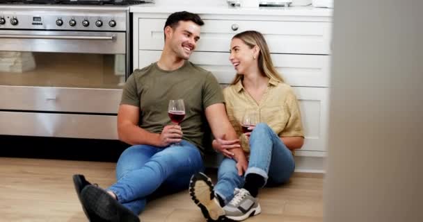Paar Auf Dem Boden Der Küche Mit Wein Toast Und — Stockvideo