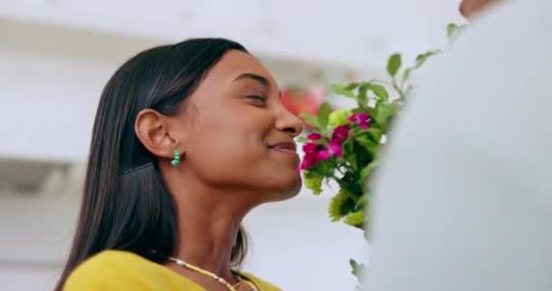 Virágok Ajándék Pár Csók Szeretettel Otthon Vagy Évforduló Férfi Romantikus — Stock videók