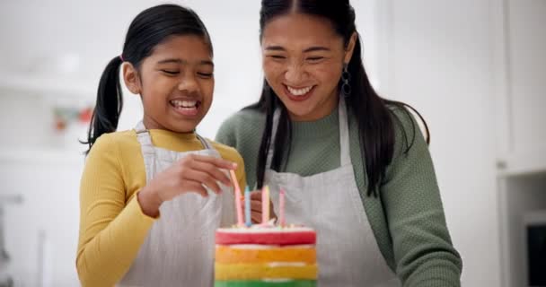 ケーキ ろうそく ベーキング ハッピーな子供とママと一緒にキッチンを手伝ってください 母親と一緒に学び 料理する家庭での虹のデザートのための笑顔 親のサポートと誕生日食 — ストック動画