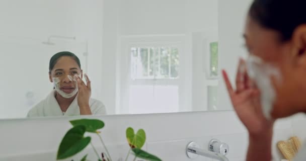 Espelho Creme Mulher Com Máscara Facial Para Beleza Autocuidado Tratamento — Vídeo de Stock