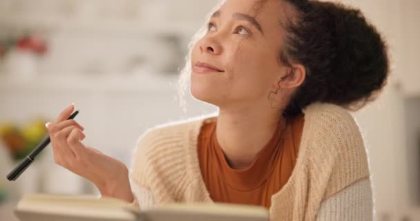 Мислення Написання Книги Жінки Вдома Щасливі Натхненні Творчим Мозковим Штурмом — стокове відео