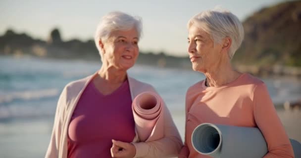 Cvičení Jóga Starší Žena Pláži Spolu Jako Přátelé Pro Duševní — Stock video