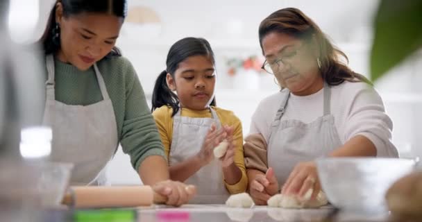 食べ物 そして学習 サポート パン屋のためのキッチンでの家族の助け 教育のために自宅で焼く女性と子供の幸せな栄養と世代 — ストック動画