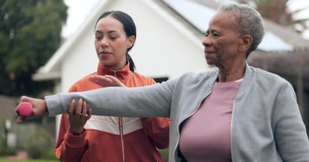 Fitness Bewegung Und Ein Trainer Mit Einer Älteren Schwarzen Frau — Stockvideo