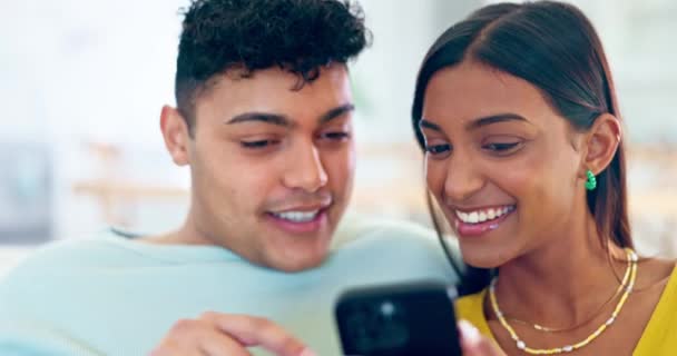 Relaks Śmiech Szczęśliwa Para Telefonem Domu Sprawdzanie Wiadomości Tekstowych Meme — Wideo stockowe