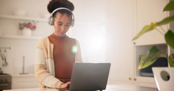 Fones Ouvido Laptop Mulher Digitando Casa Trabalho Remoto Sorriso Chama — Vídeo de Stock