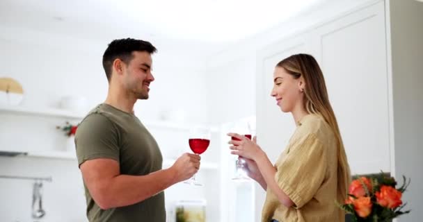 Paar Der Küche Mit Wein Prost Und Kuss Mit Lächeln — Stockvideo
