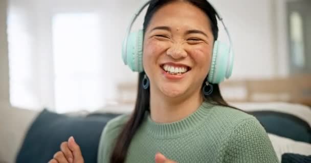 Headphone Senyum Dan Wanita Menari Sofa Ruang Tamu Mendengarkan Musik — Stok Video