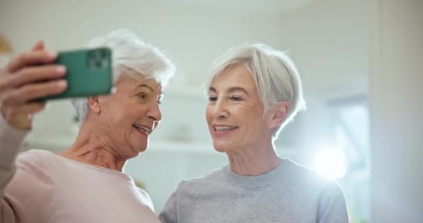 老朋友 自私自利 微笑着抱在家里 伴随着支持 爱和幸福的离别照片 脸和老年妇女在家里拥抱的社交媒体上发表文章 — 图库视频影像