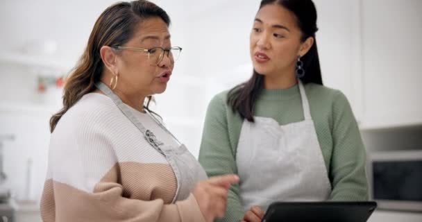 Tablet Cozinhar Procurar Com Mãe Sênior Com Filha Cozinha Para — Vídeo de Stock