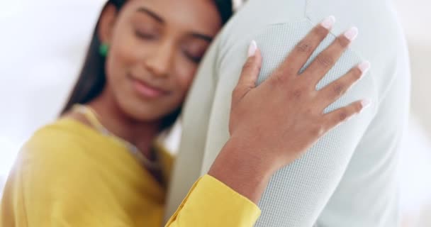 Abraço Casal Amor Mãos Casa Vínculo Conexão Com Cuidado Relacionamento — Vídeo de Stock