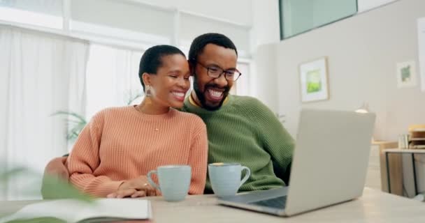 Siyahi Bir Çift Dijital Sohbet Kahve Sosyal Ağda Gülümseme Için — Stok video